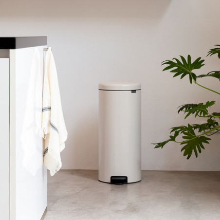 Кош за боклук с педал Brabantia NewIcon 1005539, 30 л, Леко затваряне, Противоплъзгаща основа, Бежов