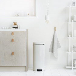 Кош за боклук с педал Brabantia NewIcon 649049, 30 л, Плавно затваряне, Противоплъзгаща основа, Бял