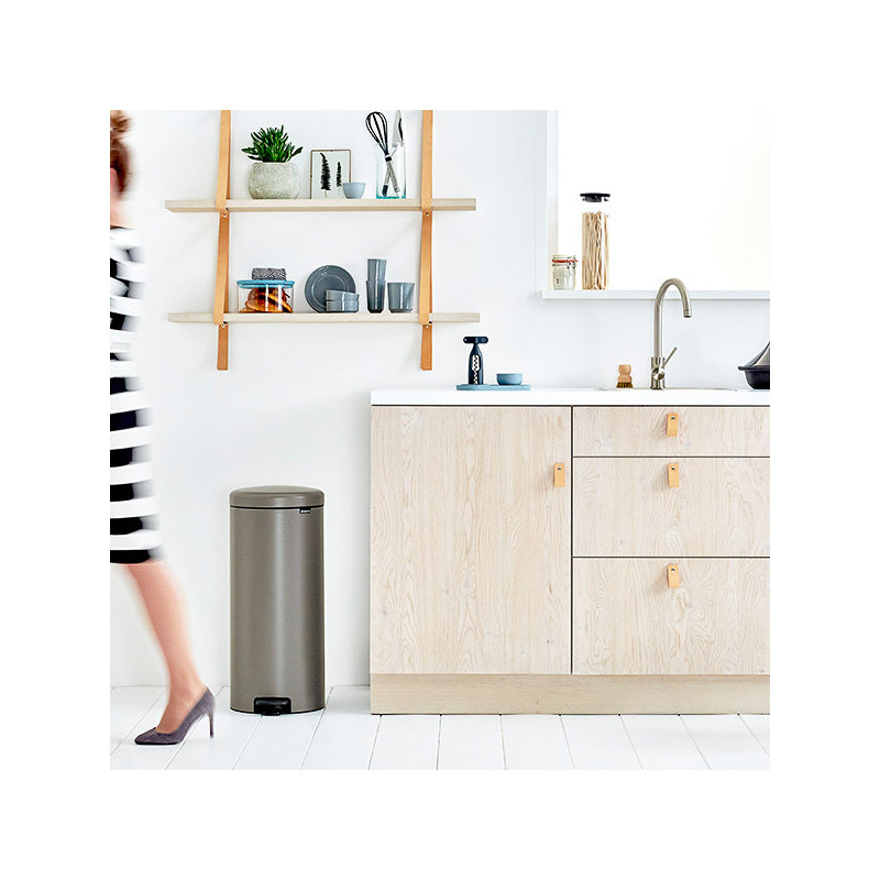 Кош за боклук с педал Brabantia NewIcon 649057, 30 л, Плавно затваряне, Противоплъзгаща основа, Сив