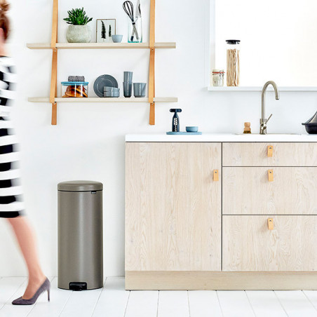Кош за боклук с педал Brabantia NewIcon 649057, 30 л, Плавно затваряне, Противоплъзгаща основа, Сив