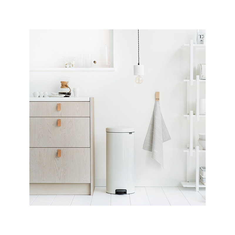 Кош за боклук с педал Brabantia NewIcon 649063, 30 л, Плавно затваряне, Противоплъзгаща основа, Метална вътрешна кофа, Бял
