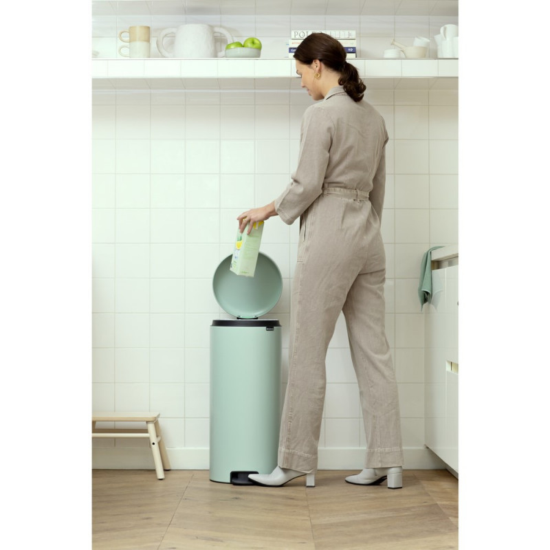 Кош за боклук с педал Brabantia NewIcon 1008851, 30 л, Плавно затваряне, Противоплъзгаща основа, Светлозелен
