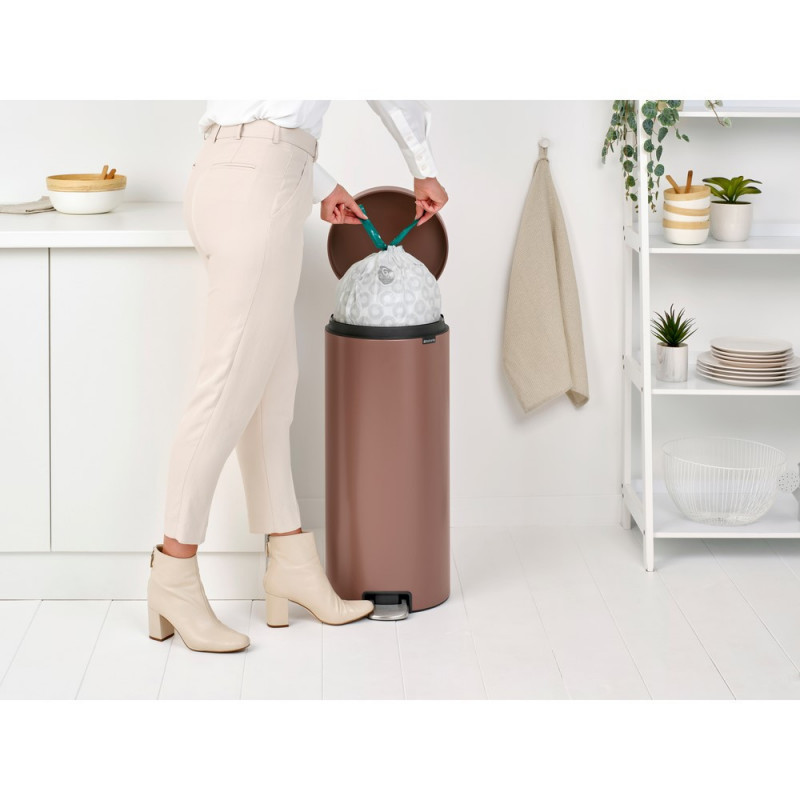 Кош за боклук с педал Brabantia NewIcon 1008853, 30 л, Плавно затваряне, Противоплъзгаща основа, Сатенено покритие, Кафяв