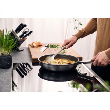 Дълбок тиган Zwilling Joy Plus 1029411, 20 см, Незалепващо Permaresist Ultra покритие, Неръждаема стомана 18/10, Фурна и Индукция, Сребрист