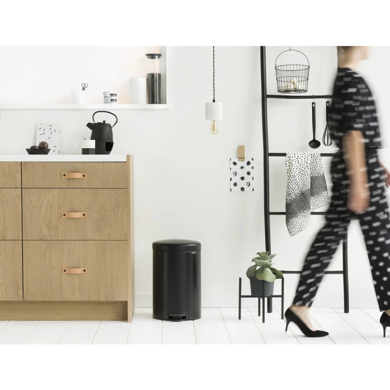 Кош за боклук с педал Brabantia NewIcon 649044, 20 л, Плавно затваряне, Противоплъзгаща основа, Черен